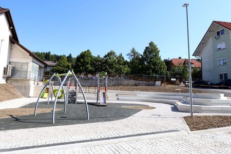 OGLED NOVEGA OTROŠKEGA IGRIŠČA NA RAKEKU 06 FOTO LJUBO VUKELIČ